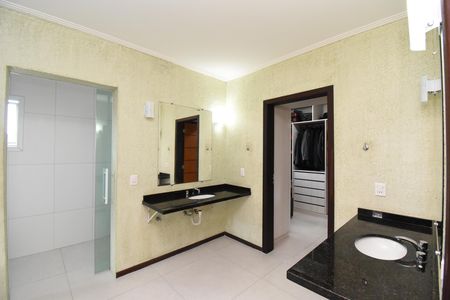 Casa de condomínio para alugar com 346m², 4 quartos e 4 vagasBanheiro da Suíte 3