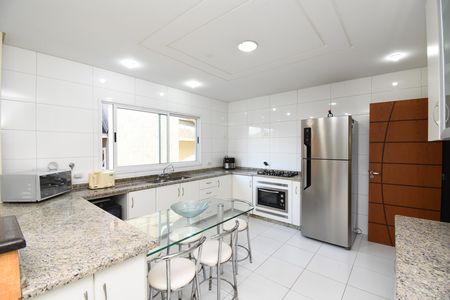 Casa de condomínio para alugar com 346m², 4 quartos e 4 vagasCozinha