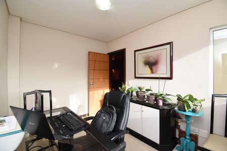 Casa de condomínio para alugar com 346m², 4 quartos e 4 vagasEscritório