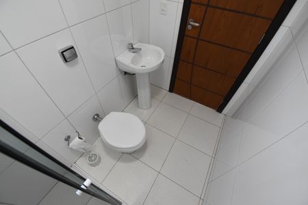 Casa de condomínio para alugar com 346m², 4 quartos e 4 vagasBanheiro de serviço