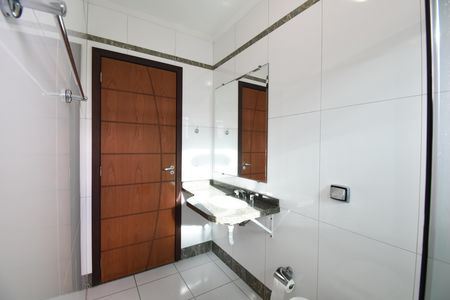Casa de condomínio para alugar com 346m², 4 quartos e 4 vagasBanheiro da Suíte 4