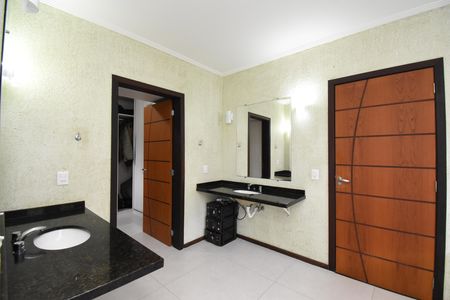 Casa de condomínio para alugar com 346m², 4 quartos e 4 vagasBanheiro da Suíte 3