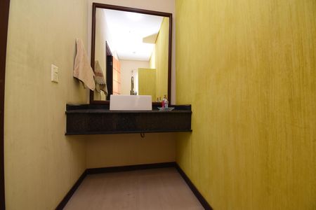 Casa de condomínio para alugar com 346m², 4 quartos e 4 vagasLavabo 