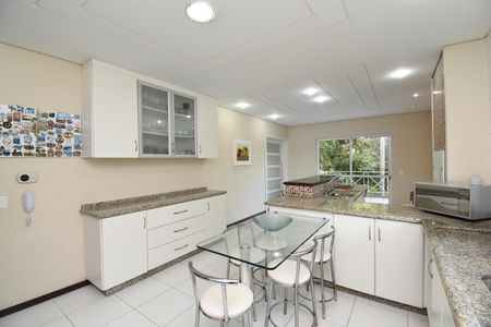 Casa de condomínio para alugar com 346m², 4 quartos e 4 vagasCozinha