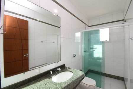 Casa de condomínio para alugar com 346m², 4 quartos e 4 vagasBanheiro da Suíte 4
