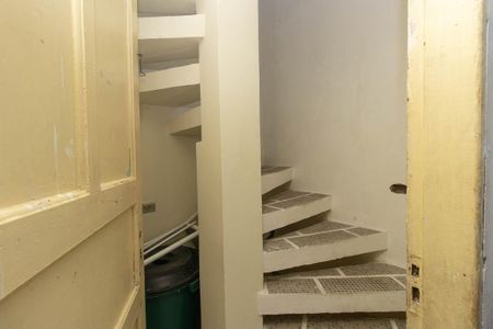 Casa à venda com 240m², 5 quartos e 1 vaga Casa à venda com 240m², 5 quartos e 1 vagaEscada