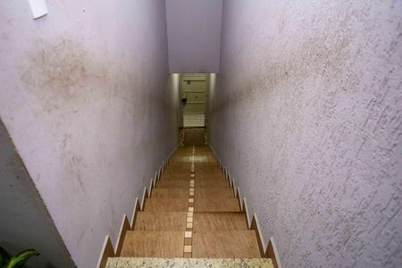 Casa à venda com 130m², 4 quartos e 2 vagasEscada