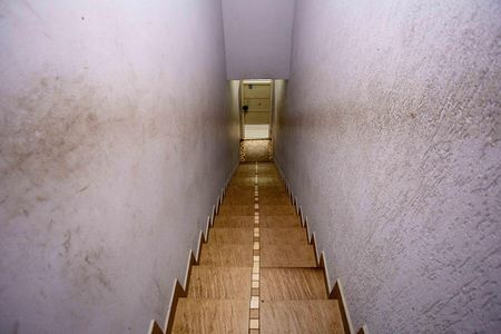 Casa à venda com 130m², 4 quartos e 2 vagasEscada