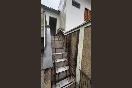 Casa à venda com 158m², 2 quartos e 2 vagas Casa à venda com 158m², 2 quartos e 2 vagasEscada
