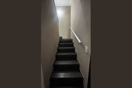 Casa à venda com 158m², 2 quartos e 2 vagas Casa à venda com 158m², 2 quartos e 2 vagasEscada