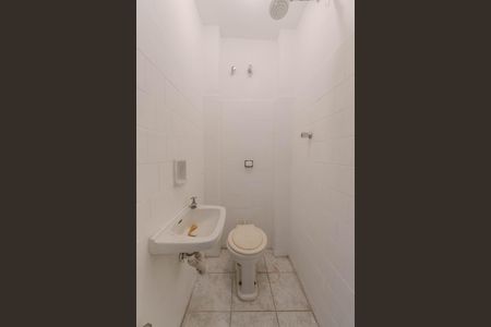 Banheiro de serviço de apartamento à venda com 1 quarto, 73m² em República, São Paulo