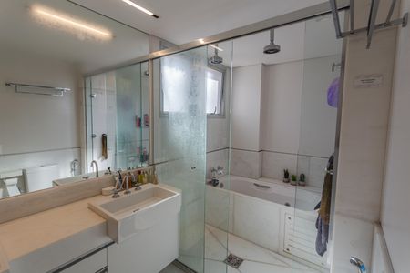 Apartamento à venda com 384m², 5 quartos e 4 vagas Apartamento à venda com 384m², 5 quartos e 4 vagasBanheiro da Suíte 1