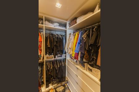 Apartamento à venda com 384m², 5 quartos e 4 vagas Apartamento à venda com 384m², 5 quartos e 4 vagasCloset da Suíte 1