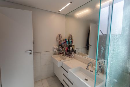 Apartamento à venda com 384m², 5 quartos e 4 vagas Apartamento à venda com 384m², 5 quartos e 4 vagasBanheiro da Suíte 1