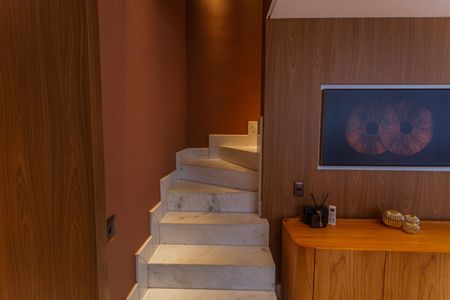 Apartamento à venda com 384m², 5 quartos e 4 vagas Apartamento à venda com 384m², 5 quartos e 4 vagasEscada de Acesso a Cobertura