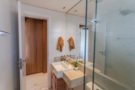 Apartamento à venda com 384m², 5 quartos e 4 vagas Apartamento à venda com 384m², 5 quartos e 4 vagasBanheiro da Suíte 5 na Cobertura