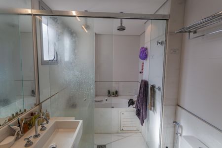 Apartamento à venda com 384m², 5 quartos e 4 vagas Apartamento à venda com 384m², 5 quartos e 4 vagasBanheiro da Suíte 1