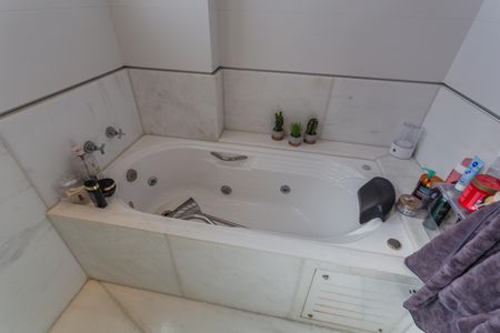 Apartamento à venda com 384m², 5 quartos e 4 vagas Apartamento à venda com 384m², 5 quartos e 4 vagasBanheira do Banheiro da Suíte 1