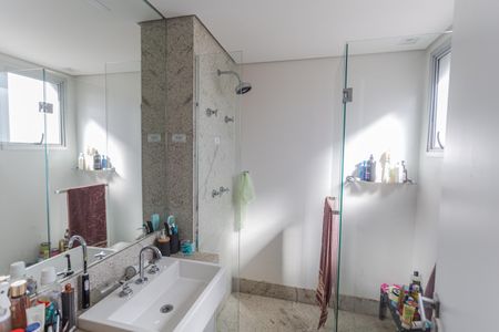 Apartamento à venda com 384m², 5 quartos e 4 vagas Apartamento à venda com 384m², 5 quartos e 4 vagasBanheiro da Suíte 4
