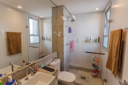 Apartamento à venda com 384m², 5 quartos e 4 vagas Apartamento à venda com 384m², 5 quartos e 4 vagasBanheiro da Suíte 3