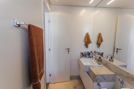 Apartamento à venda com 384m², 5 quartos e 4 vagas Apartamento à venda com 384m², 5 quartos e 4 vagasBanheiro da Suíte 2