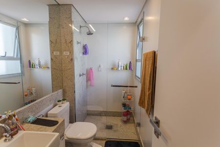 Apartamento à venda com 384m², 5 quartos e 4 vagas Apartamento à venda com 384m², 5 quartos e 4 vagasBanheiro da Suíte 3