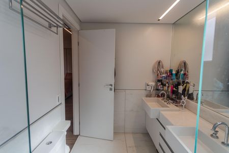 Apartamento à venda com 384m², 5 quartos e 4 vagas Apartamento à venda com 384m², 5 quartos e 4 vagasBanheiro da Suíte 1