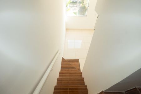 Casa de condomínio para alugar com 63m², 2 quartos e 1 vaga Casa de condomínio para alugar com 63m², 2 quartos e 1 vagaEscada