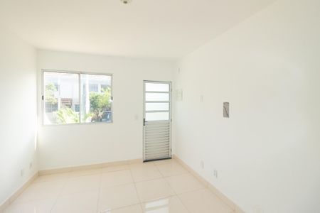 Sala de casa de condomínio para alugar com 2 quartos, 63m² em Guaratiba, Rio de Janeiro