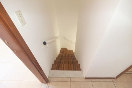 Casa de condomínio para alugar com 63m², 2 quartos e 1 vaga Casa de condomínio para alugar com 63m², 2 quartos e 1 vagaEscada