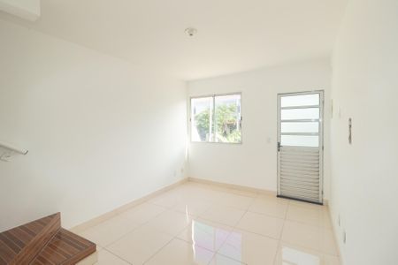 Sala de casa de condomínio para alugar com 2 quartos, 63m² em Guaratiba, Rio de Janeiro