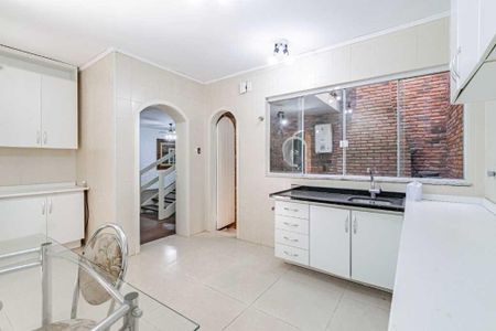 Casa para alugar com 277m², 4 quartos e 3 vagas Casa para alugar com 277m², 4 quartos e 3 vagasCozinha