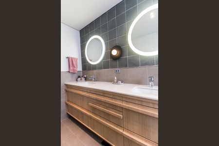 Apartamento à venda com 180m², 3 quartos e 3 vagas Apartamento à venda com 180m², 3 quartos e 3 vagasBanheiro da Suíte