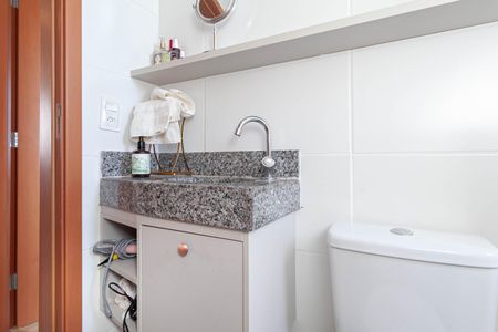 Banheiro social de apartamento à venda com 2 quartos, 55m² em Santa Efigênia, Belo Horizonte
