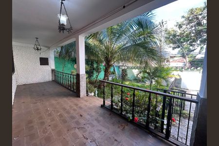 Casa à venda com 200m², 3 quartos e 6 vagas Casa à venda com 200m², 3 quartos e 6 vagasÁrea externa