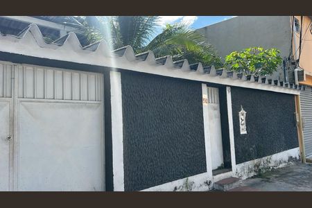 Casa à venda com 200m², 3 quartos e 6 vagas Casa à venda com 200m², 3 quartos e 6 vagasFachada