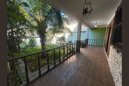 Casa à venda com 200m², 3 quartos e 6 vagas Casa à venda com 200m², 3 quartos e 6 vagasÁrea externa