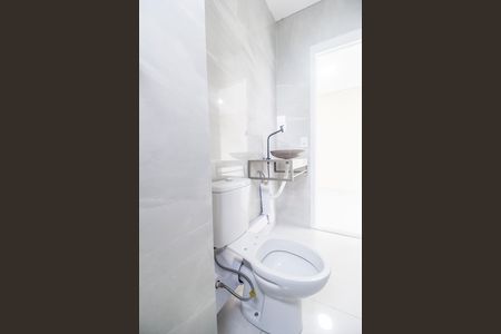 Banheiro 2 de apartamento para alugar com 2 quartos, 44m² em Vila Sul-americana, Carapicuíba