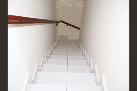 Casa à venda com 68m², 2 quartos e 2 vagasEscada