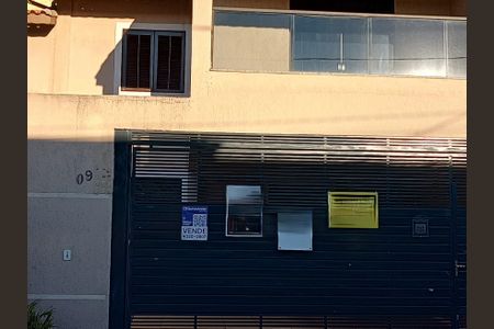 Casa à venda com 68m², 2 quartos e 2 vagas Casa à venda com 68m², 2 quartos e 2 vagasFachada e portão