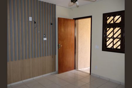 Casa à venda com 68m², 2 quartos e 2 vagasSala