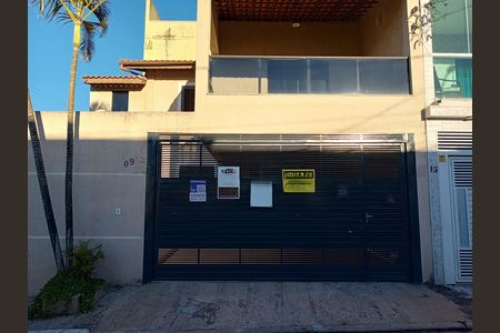 Casa à venda com 68m², 2 quartos e 2 vagas Casa à venda com 68m², 2 quartos e 2 vagasFachada e portão