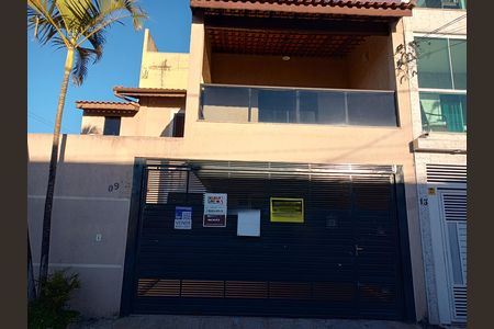 Casa à venda com 68m², 2 quartos e 2 vagas Casa à venda com 68m², 2 quartos e 2 vagasFachada e portão