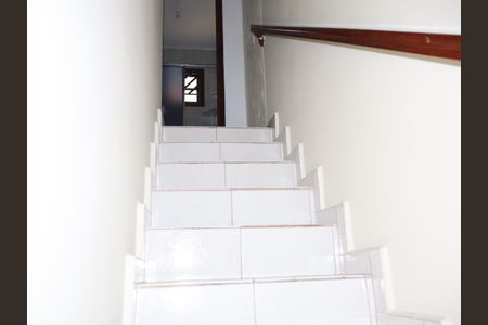 Casa à venda com 68m², 2 quartos e 2 vagasEscada