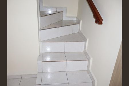 Casa à venda com 68m², 2 quartos e 2 vagasEscada