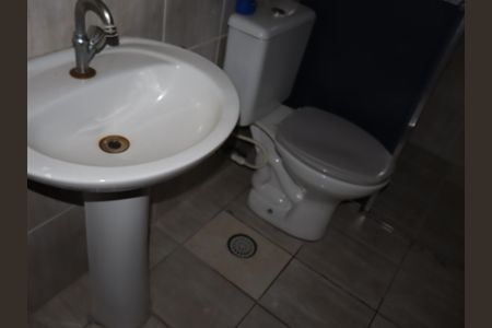 Casa à venda com 68m², 2 quartos e 2 vagasBanheiro andar superior