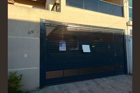 Casa à venda com 68m², 2 quartos e 2 vagas Casa à venda com 68m², 2 quartos e 2 vagasFachada e portão