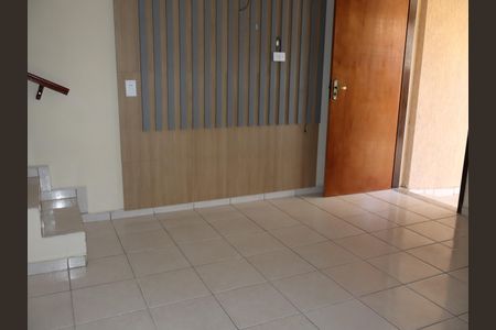 Casa à venda com 68m², 2 quartos e 2 vagasSala