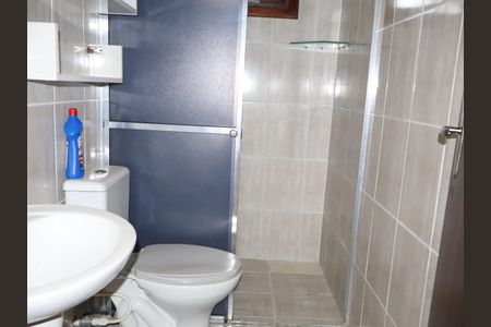 Casa à venda com 68m², 2 quartos e 2 vagasBanheiro andar superior