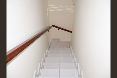 Casa à venda com 68m², 2 quartos e 2 vagasEscada